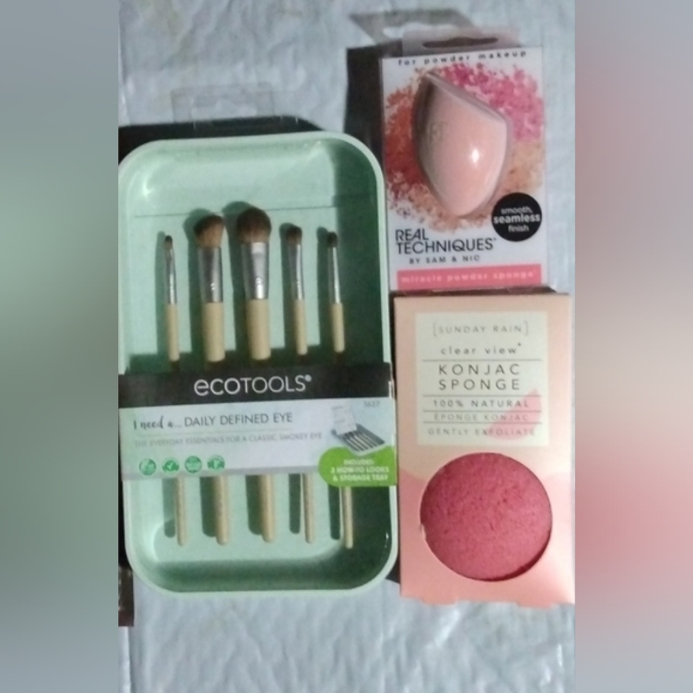 MAKEUP BRUSHES, KONJAC SPONGE 🧽, & MIRACLE POWDER SPONGE